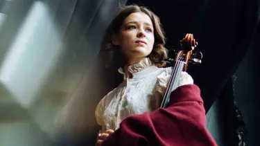 Anastasia Kobekina holds the violin.