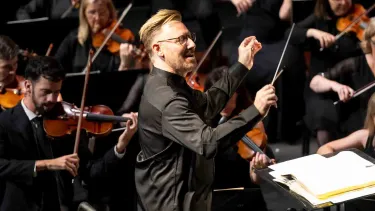 Benjamin Northey conducts.