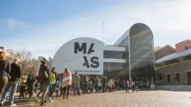 Crowd of people outside the museum of Applied arts and Science.